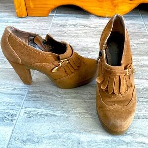 Tan suede ankle boots/booties with tassels and gold hardware